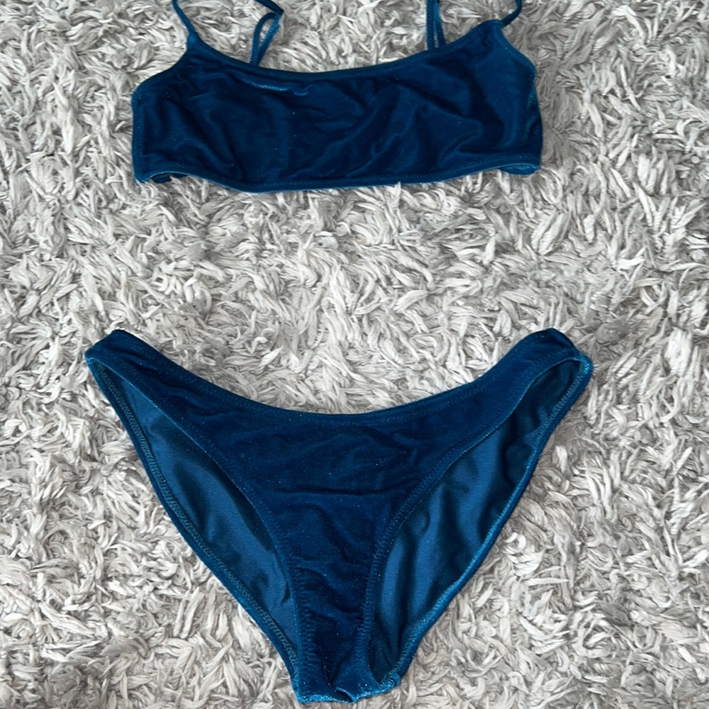 triangl bathing suit. perfect condition just don’t love on me. worn once!!!